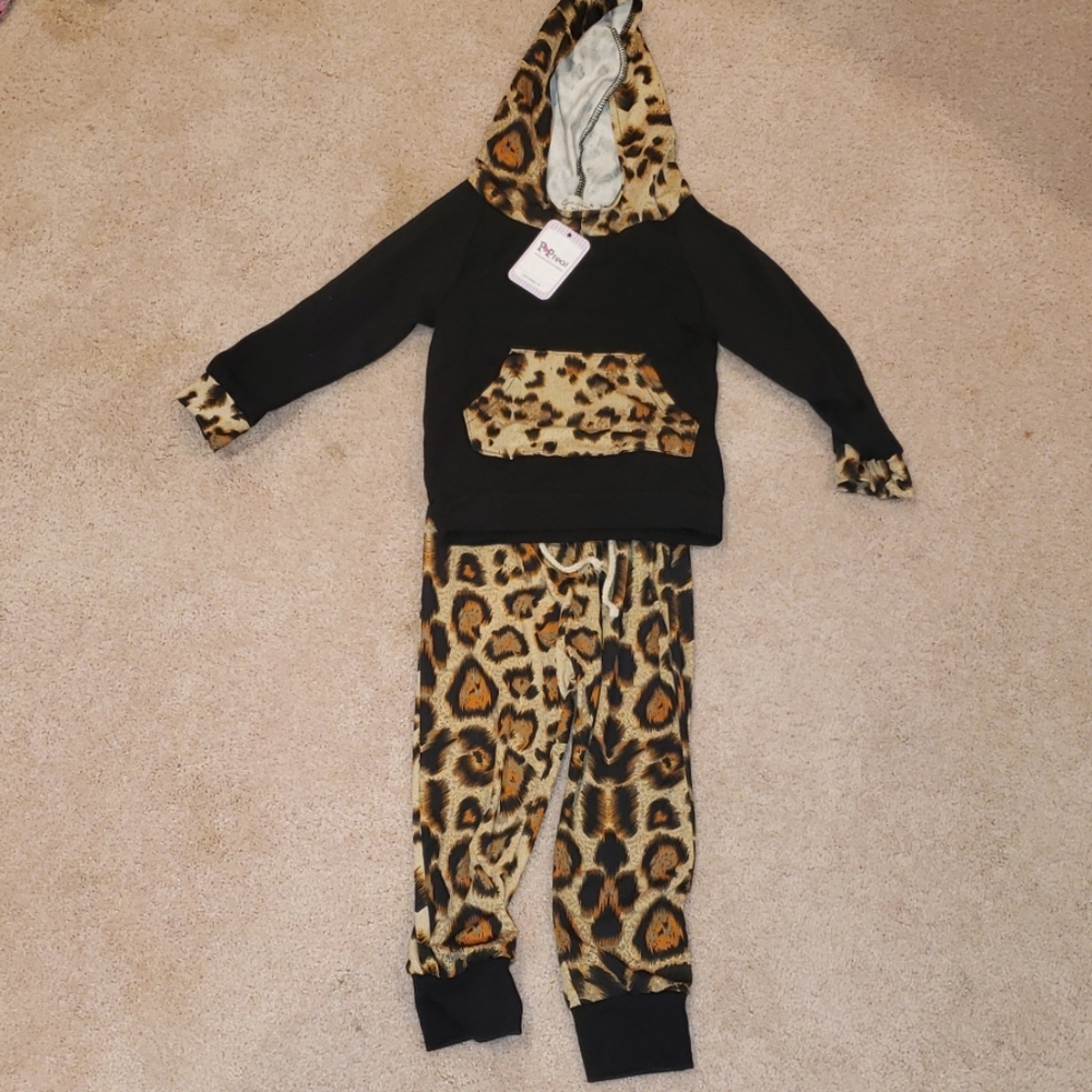 Leapord girls sweatsuit size 4
